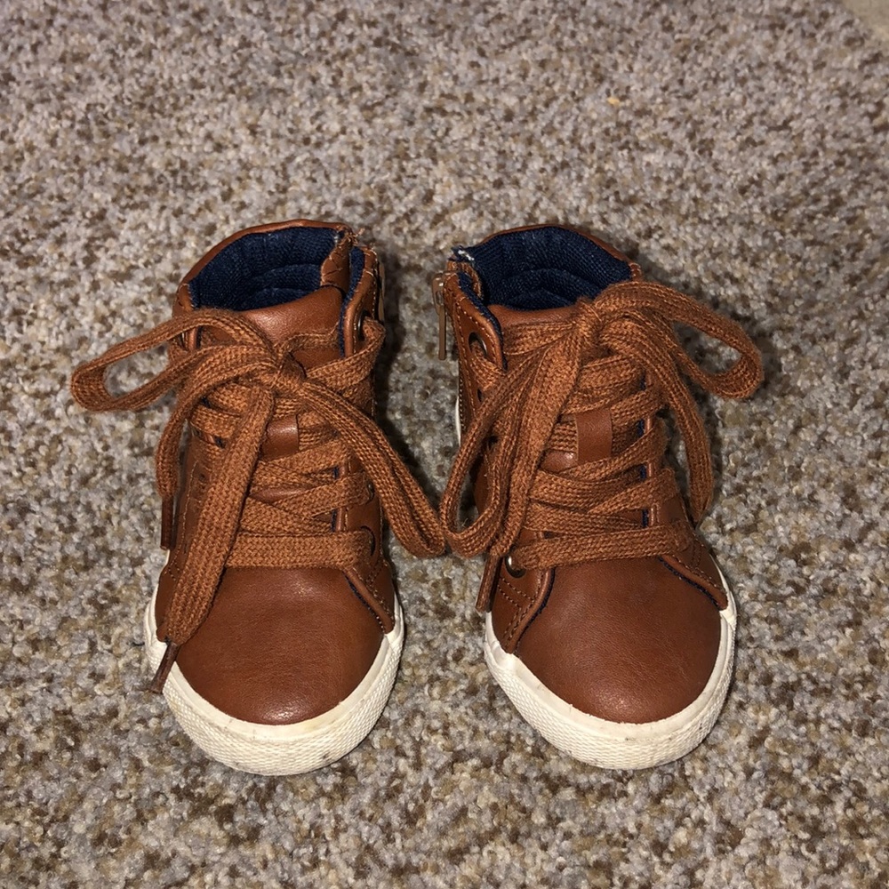 Brown boot shoes